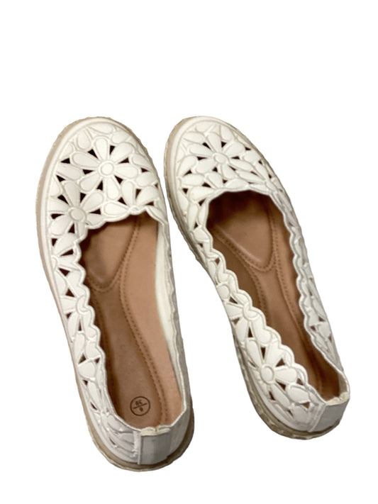 White Shoes Flats Clothes Mentor, Size 8