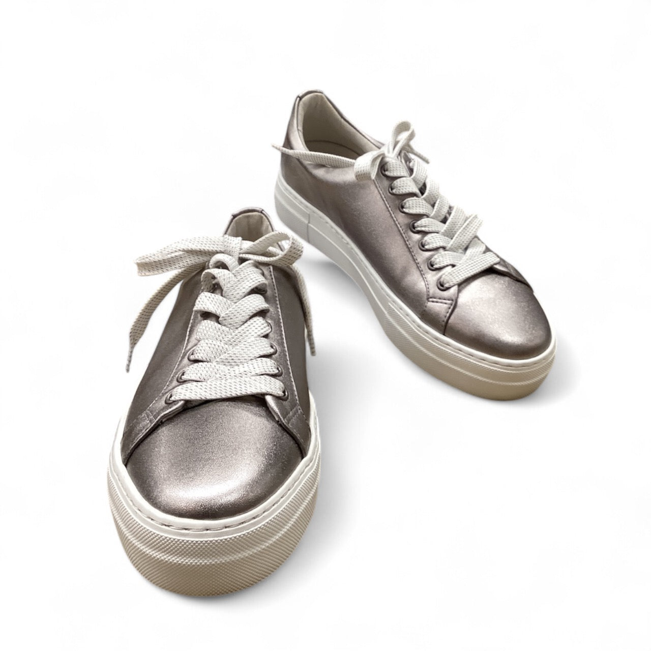 Shoes Sneakers By Clothes Mentor In Silver, Size: 7