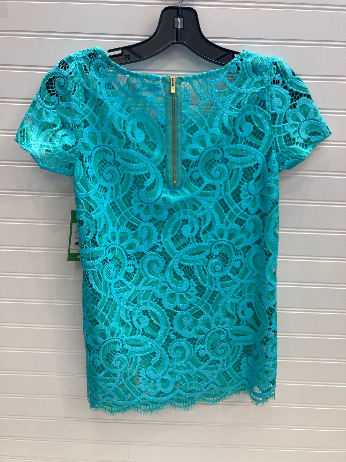 Top Short Sleeve Designer By Lilly Pulitzer In Blue, Size: Xs