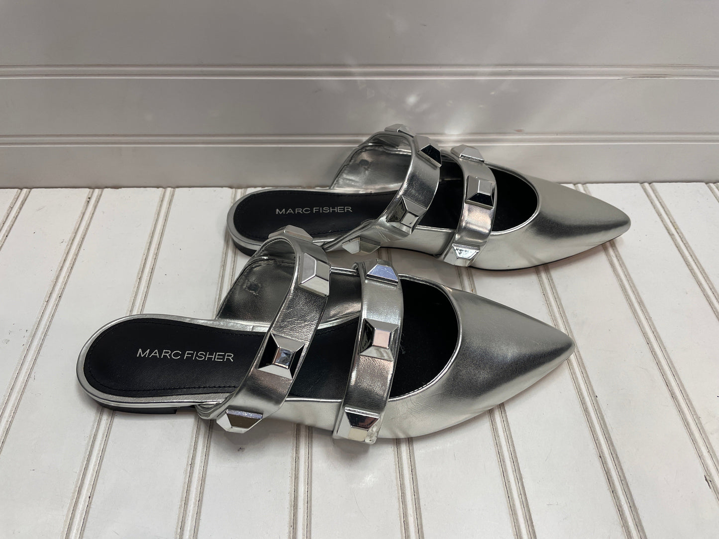 Shoes Flats By Marc Fisher In Silver, Size: 7