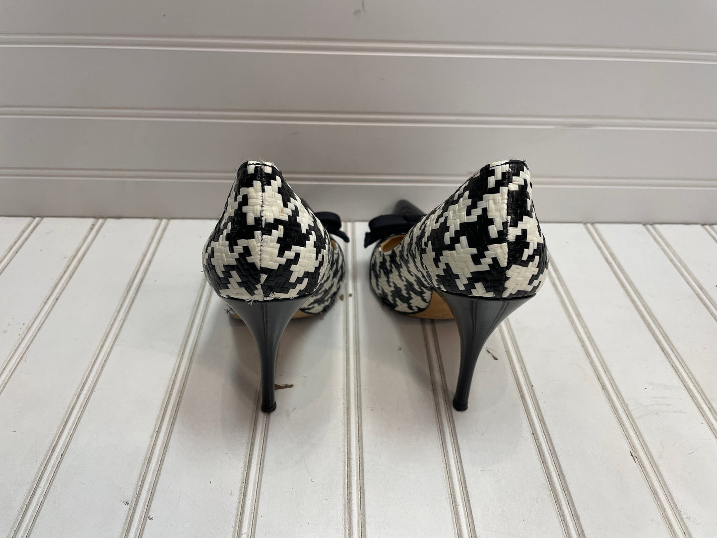 Shoes Designer By Kate Spade In Black & White, Size: 5.5