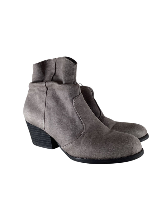 Boots Ankle Heels By Clothes Mentor In Grey, Size: 7.5