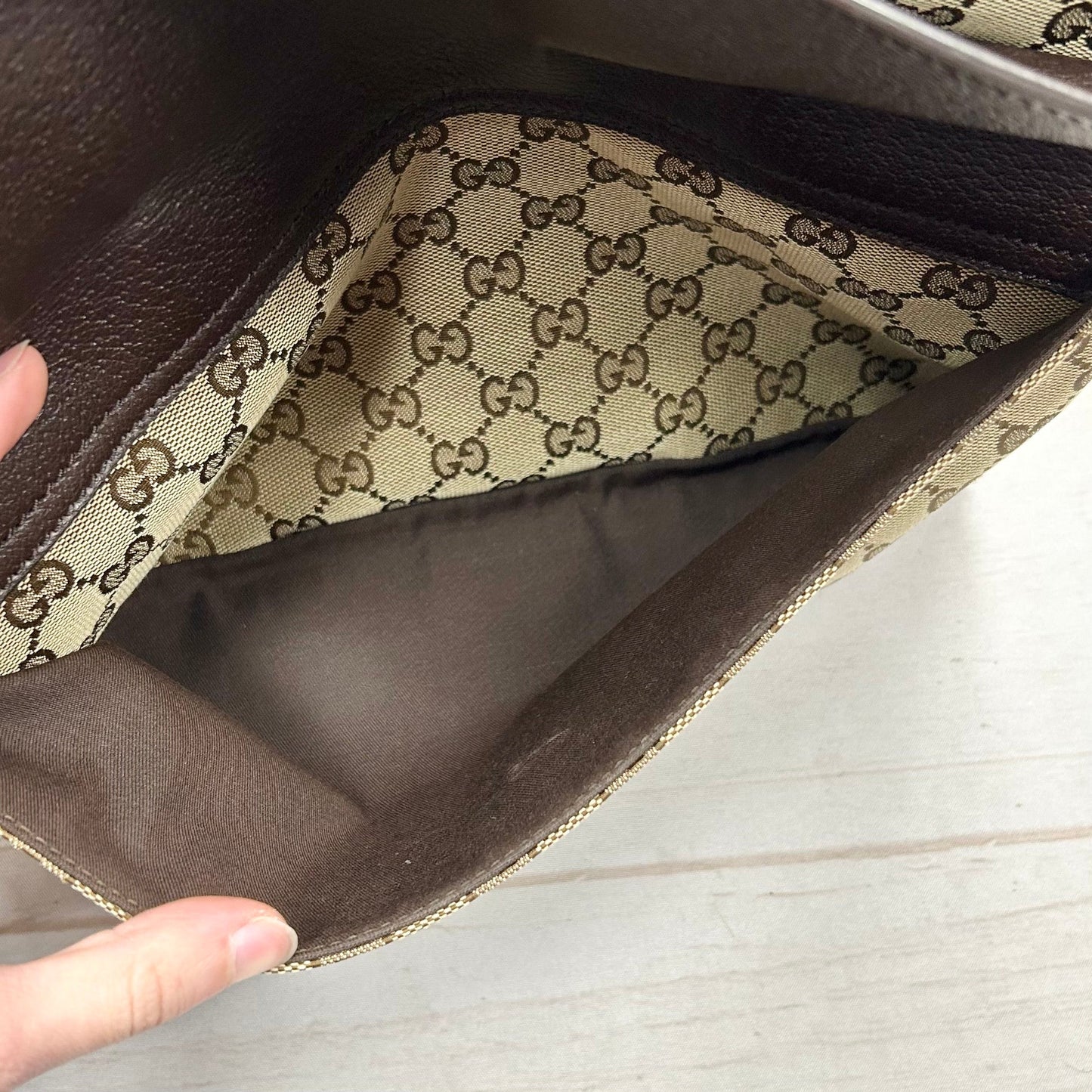 Crossbody Luxury Designer By Gucci, Size: Medium