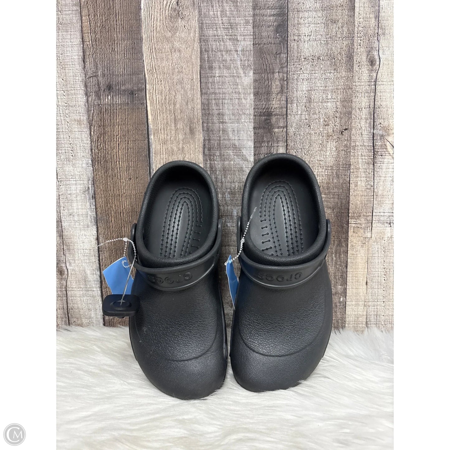 Shoes Flats By Crocs In Black, Size: 11