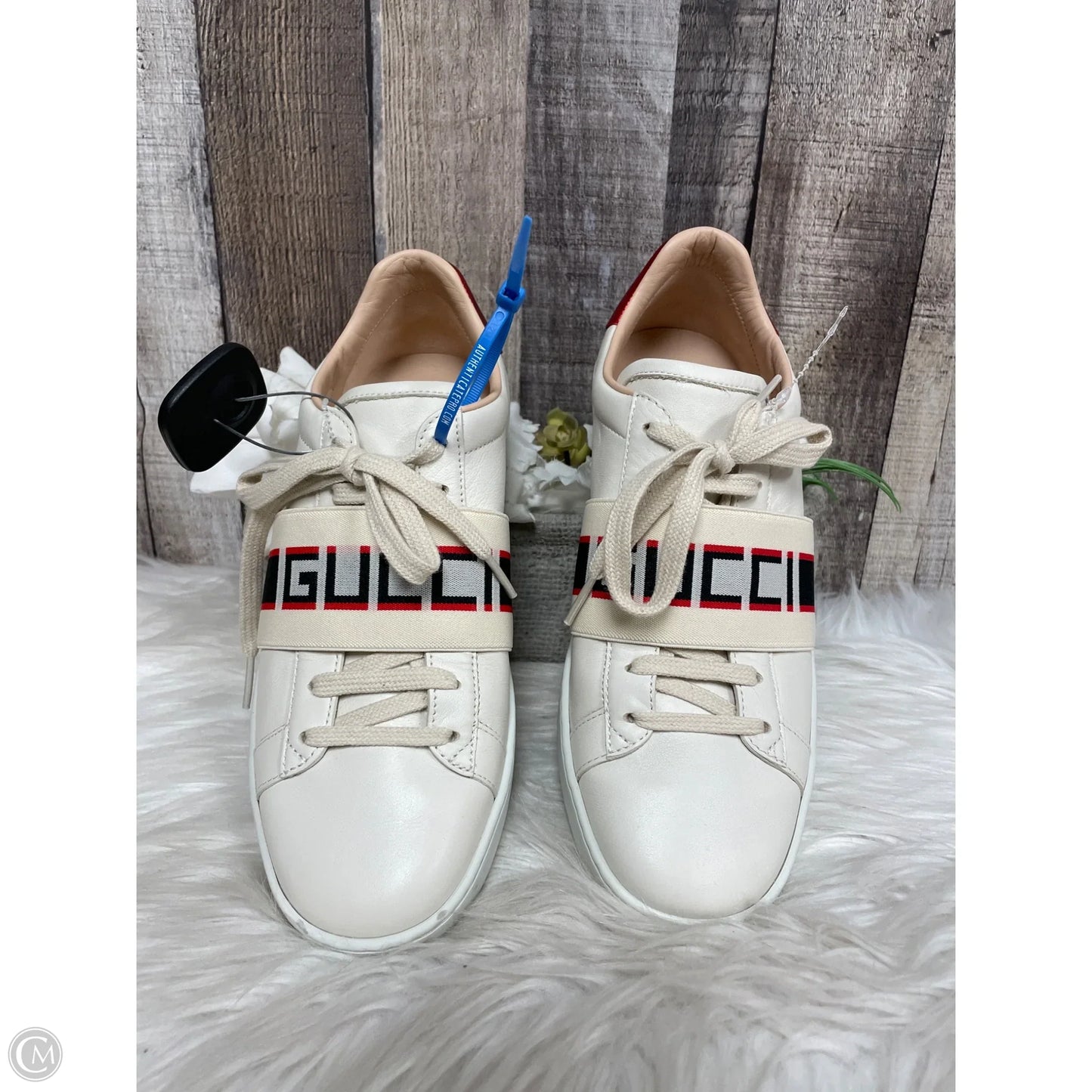 Shoes Luxury Designer By Gucci In Cream & Red, Size: 7.5