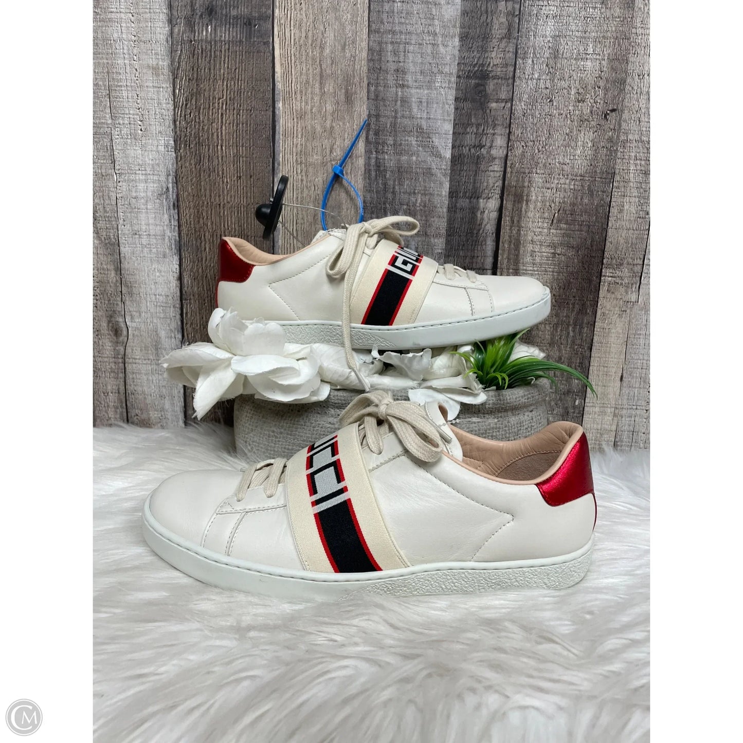 Shoes Luxury Designer By Gucci In Cream & Red, Size: 7.5