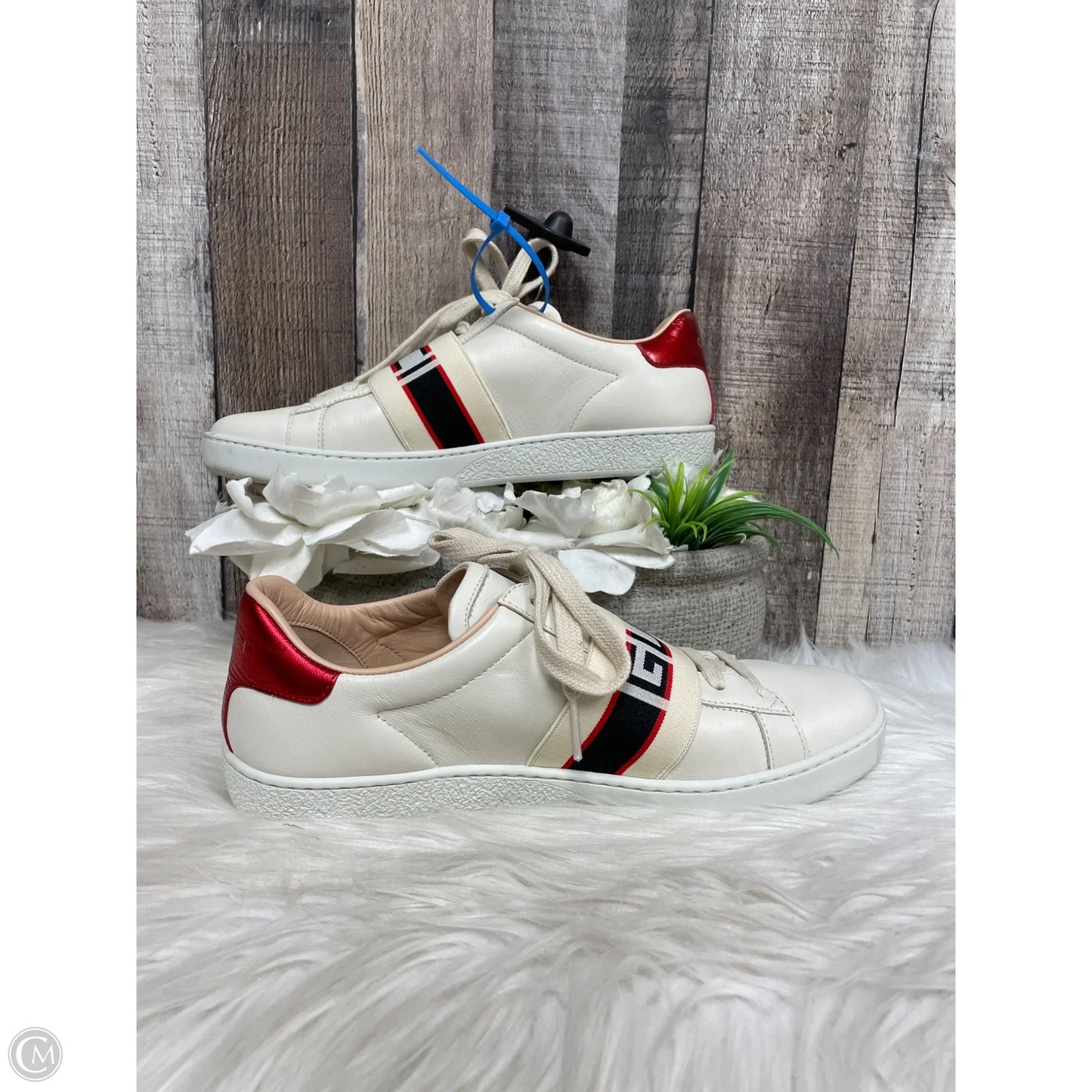 Shoes Luxury Designer By Gucci In Cream & Red, Size: 7.5