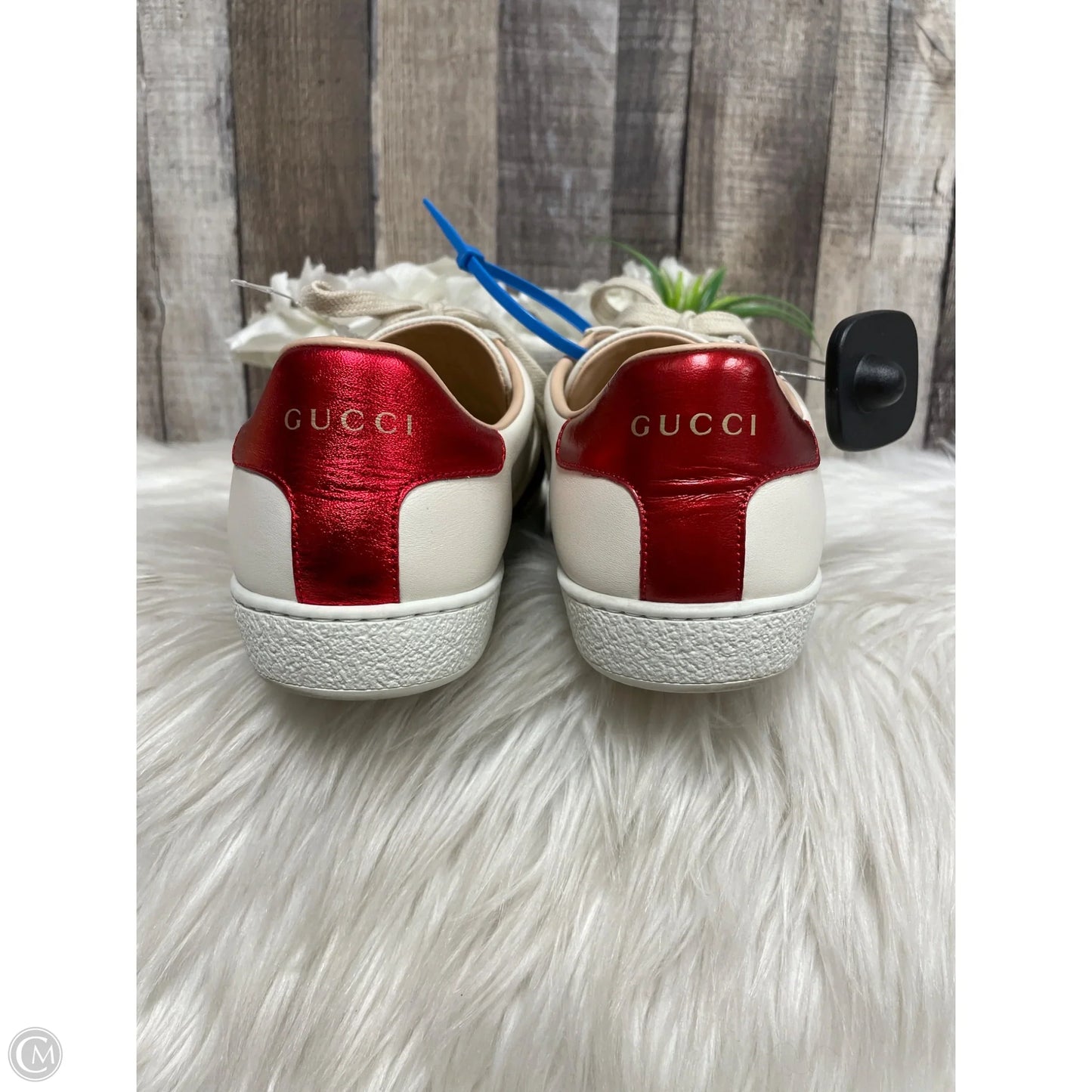 Shoes Luxury Designer By Gucci In Cream & Red, Size: 7.5