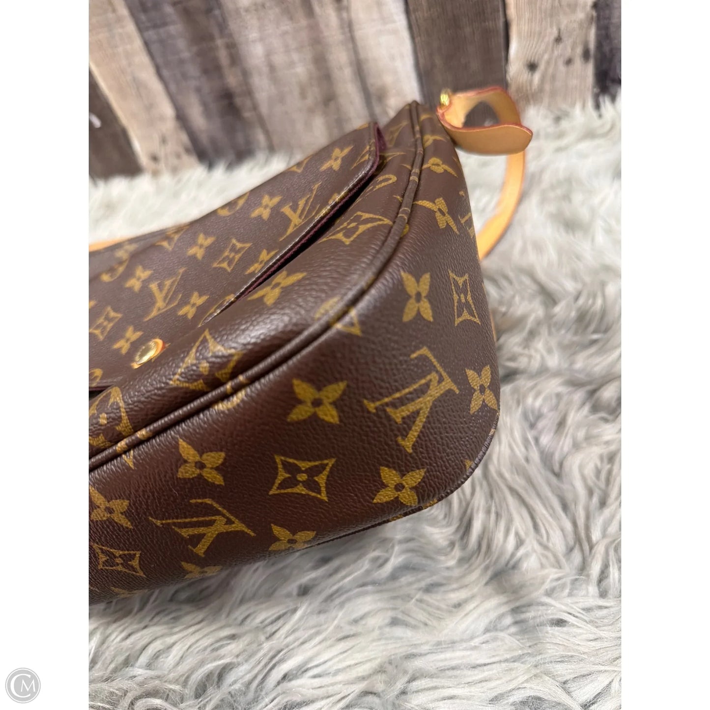 Crossbody Luxury Designer By Louis Vuitton, Size: Medium