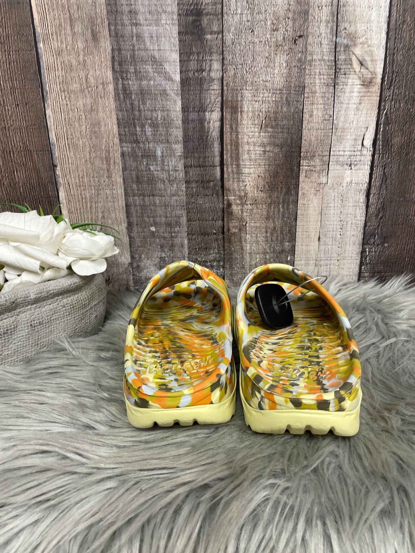 Yellow Sandals Sport Hoka, Size 5