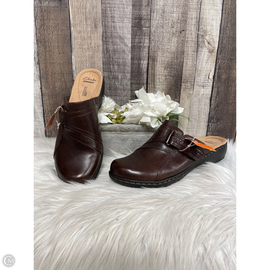 Shoes Flats By Clarks In Brown, Size: 9