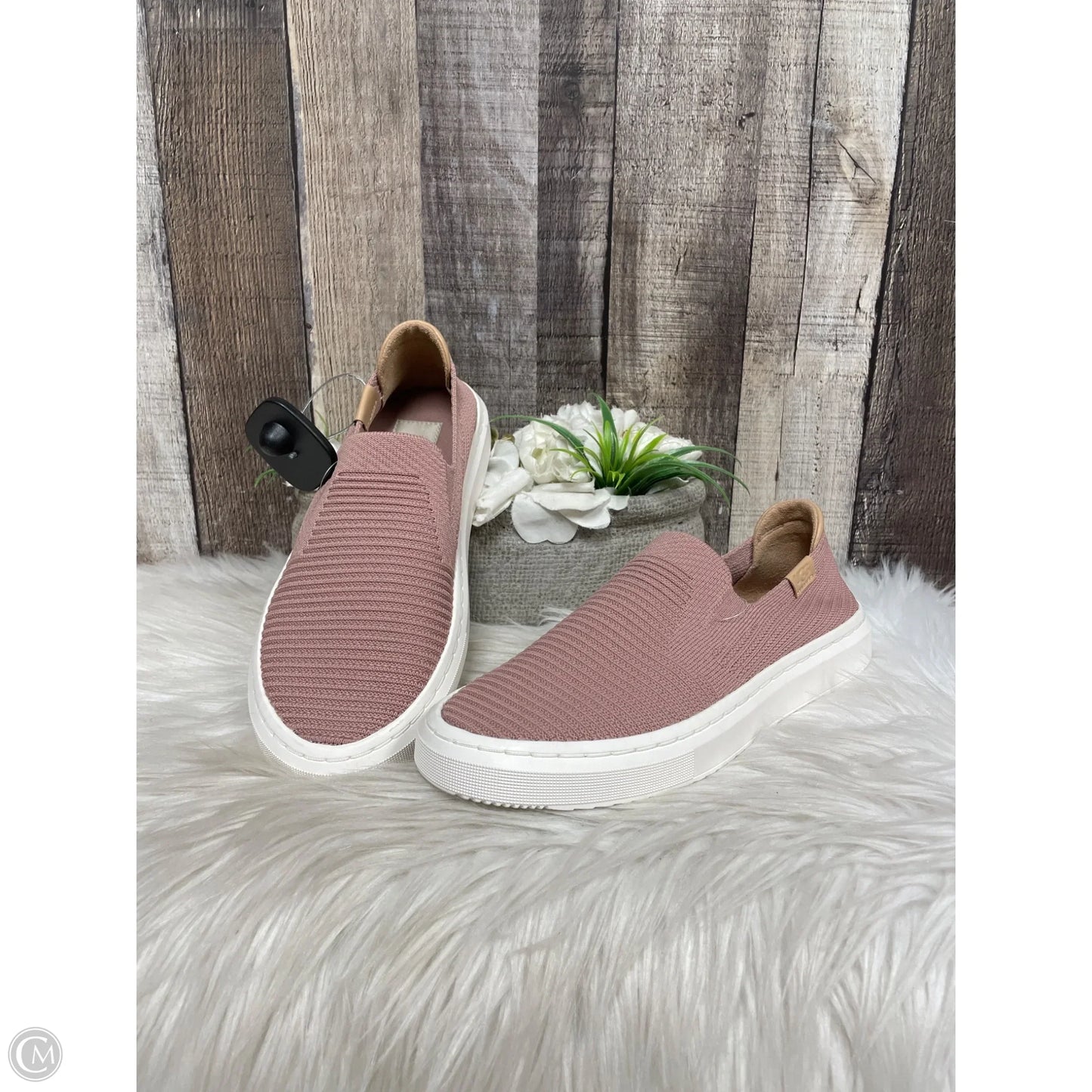 Shoes Designer By Ugg In Mauve, Size: 6