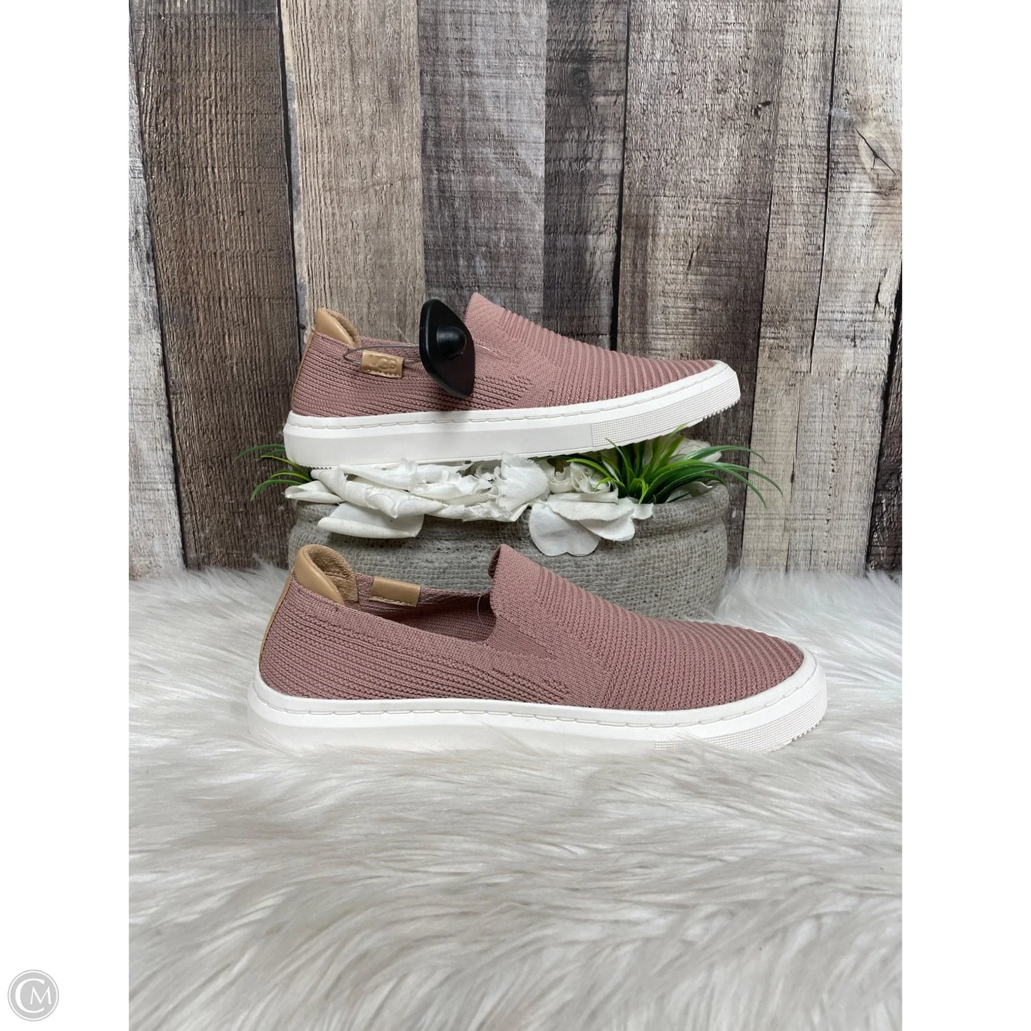 Shoes Designer By Ugg In Mauve, Size: 6