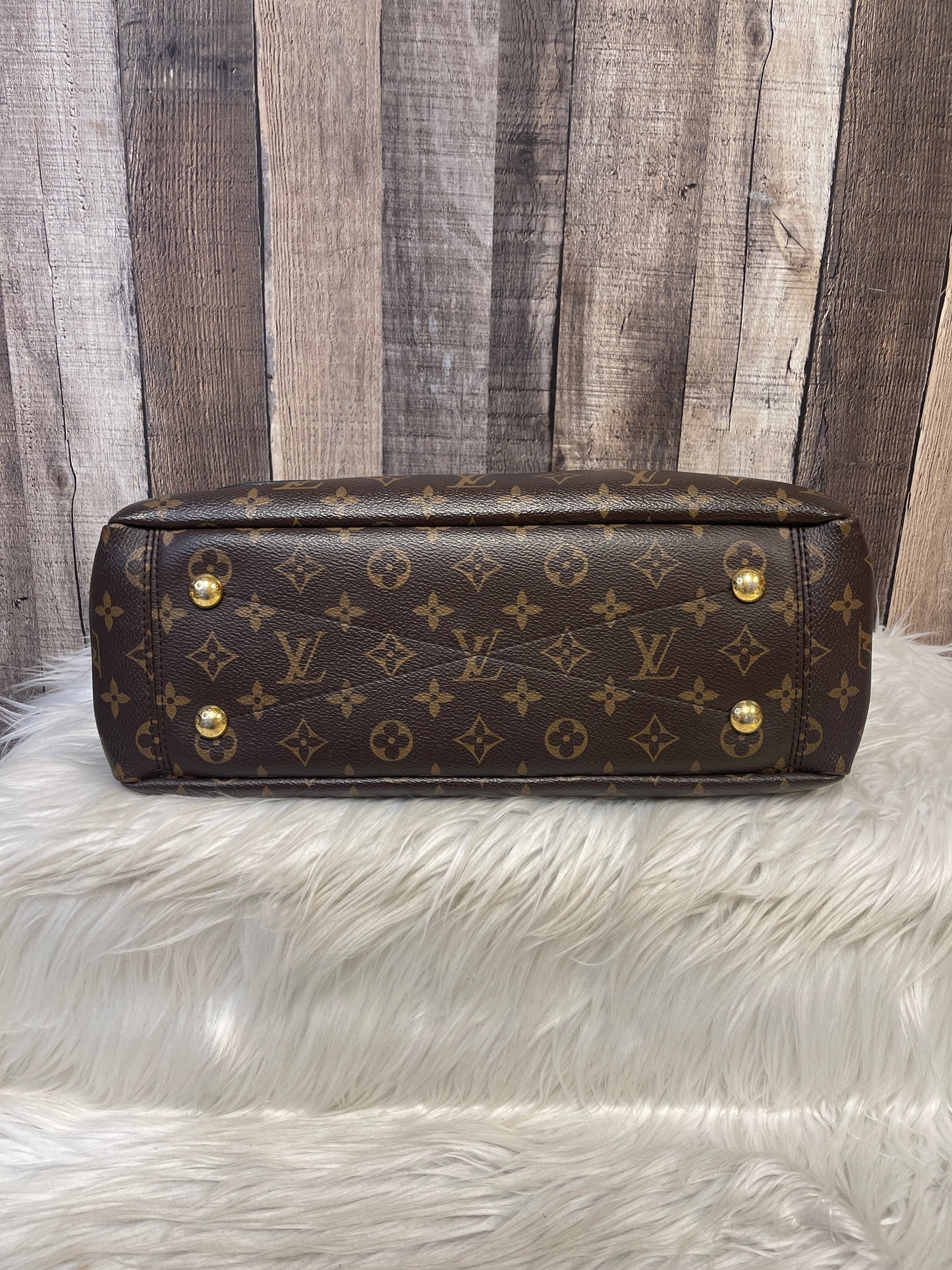 Handbag Luxury Designer By Louis Vuitton  Size: Medium