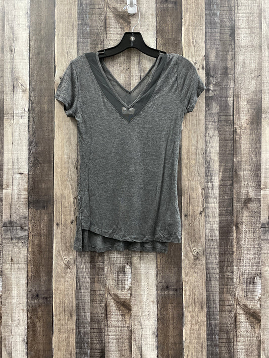 Top Short Sleeve By Glitz In Grey, Size: S