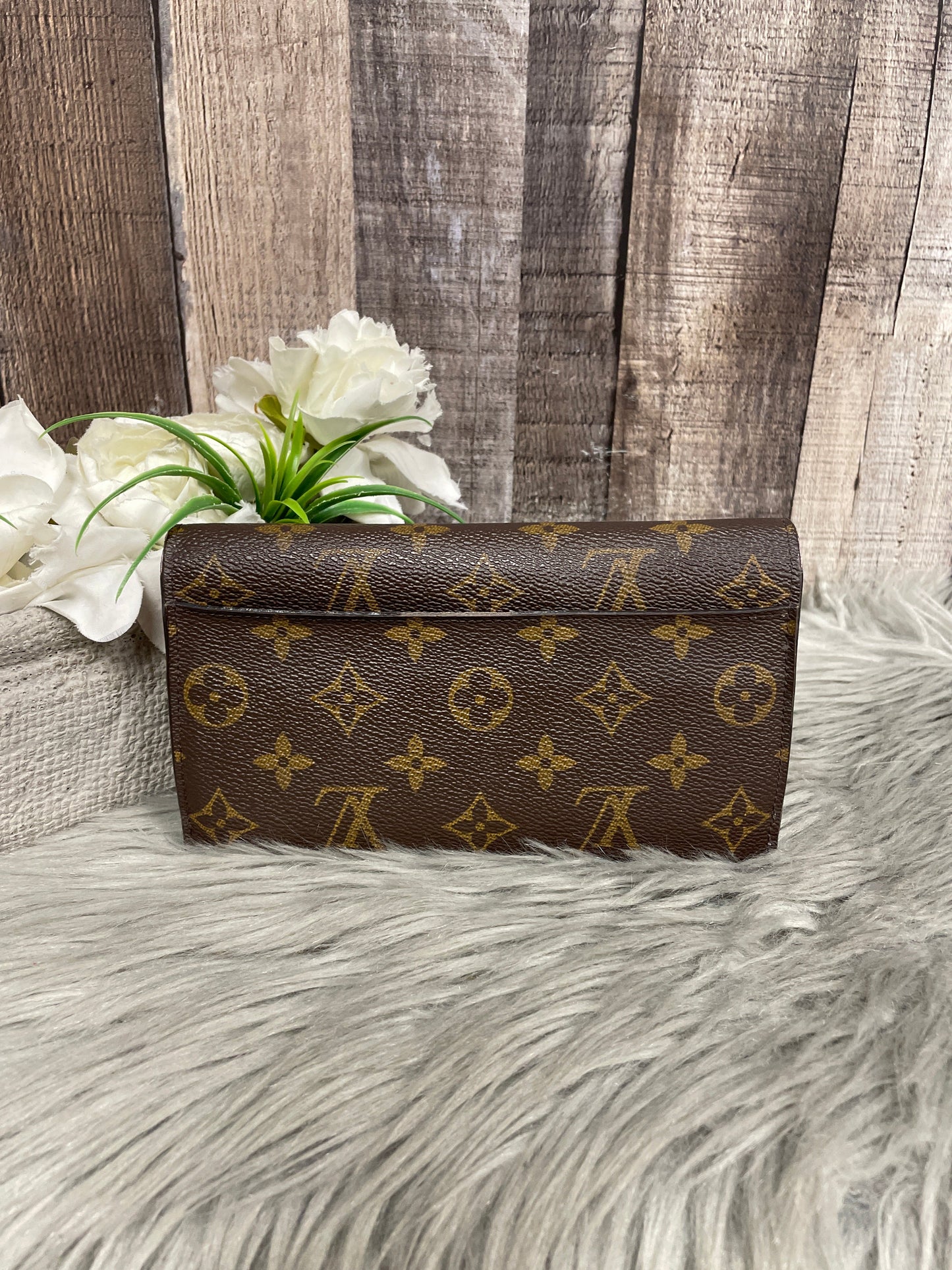 Wallet Luxury Designer By Louis Vuitton, Size: Medium