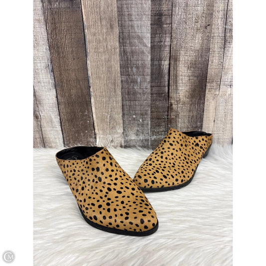 Shoes Flats By Crown Vintage In Animal Print, Size: 7.5