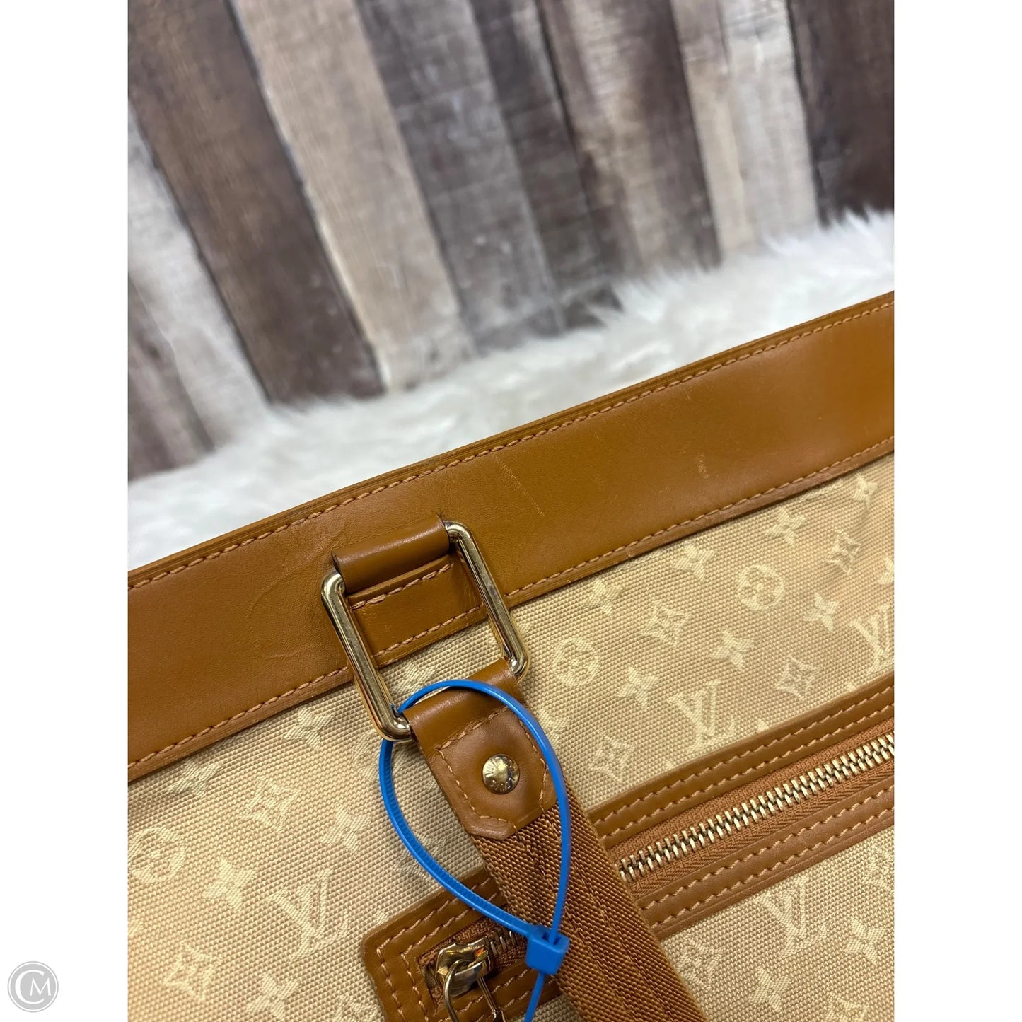 Handbag Luxury Designer By Louis Vuitton, Size: Medium