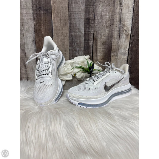 Shoes Athletic By Nike In Silver & White, Size: 9