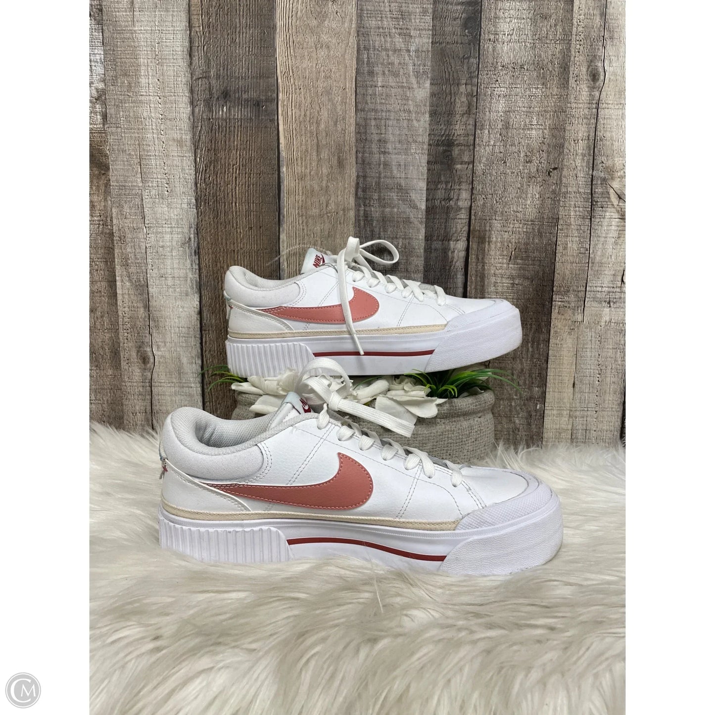 Shoes Sneakers By Nike In White, Size: 9.5