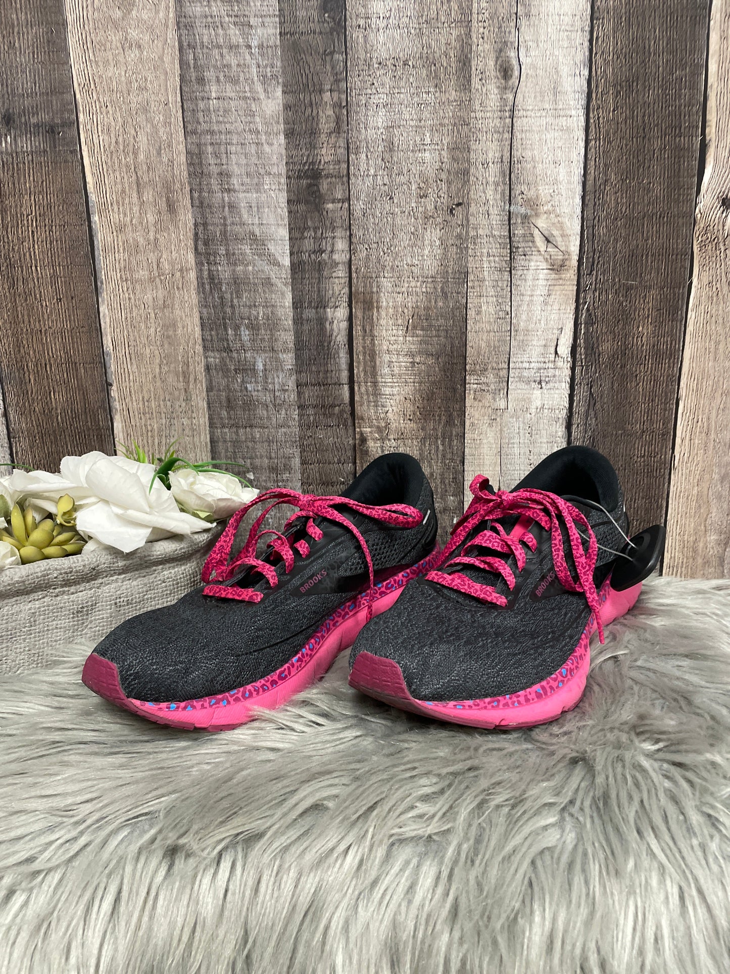 Shoes Athletic By Brooks In Black & Pink, Size: 11