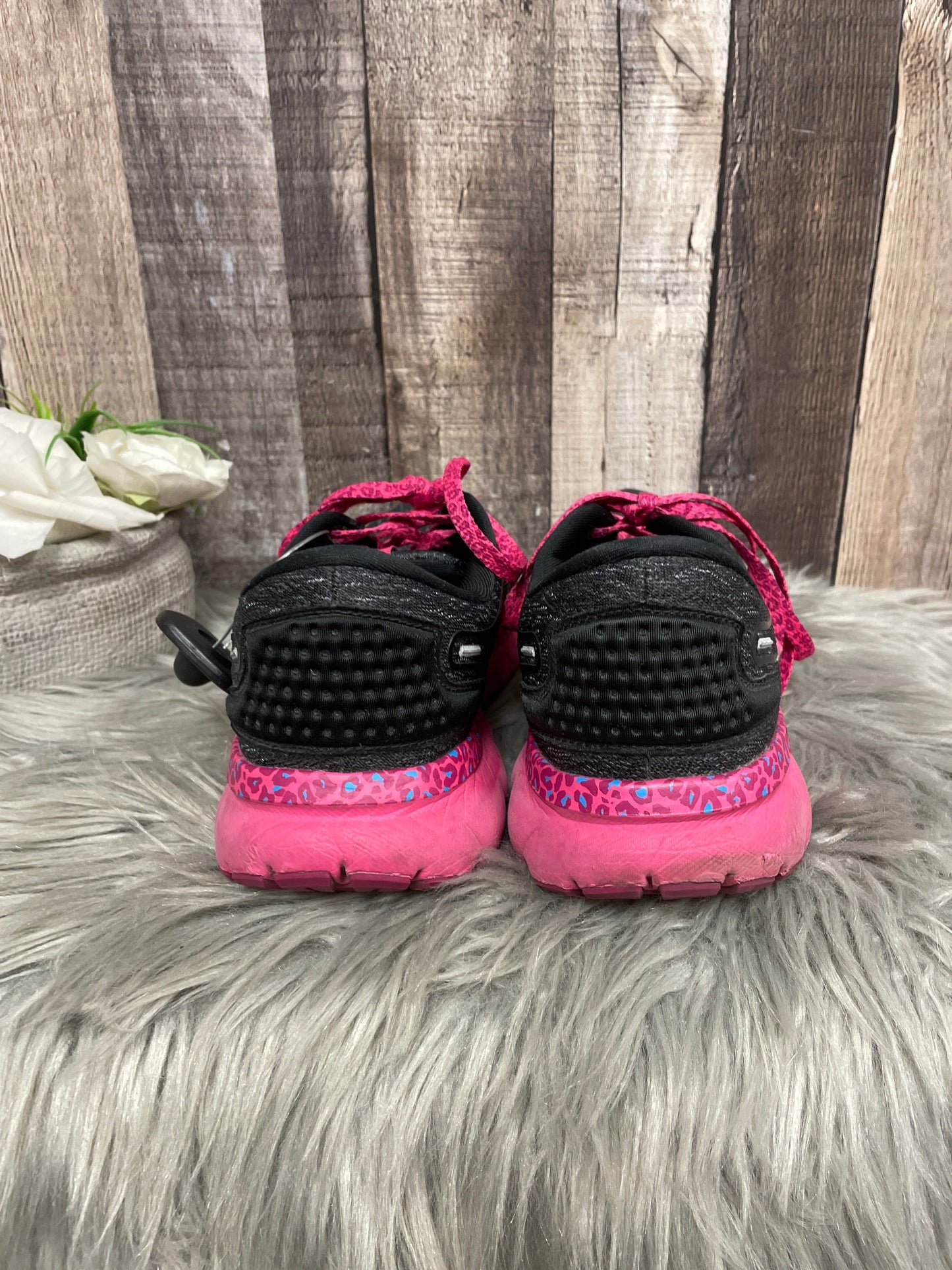 Shoes Athletic By Brooks In Black & Pink, Size: 11