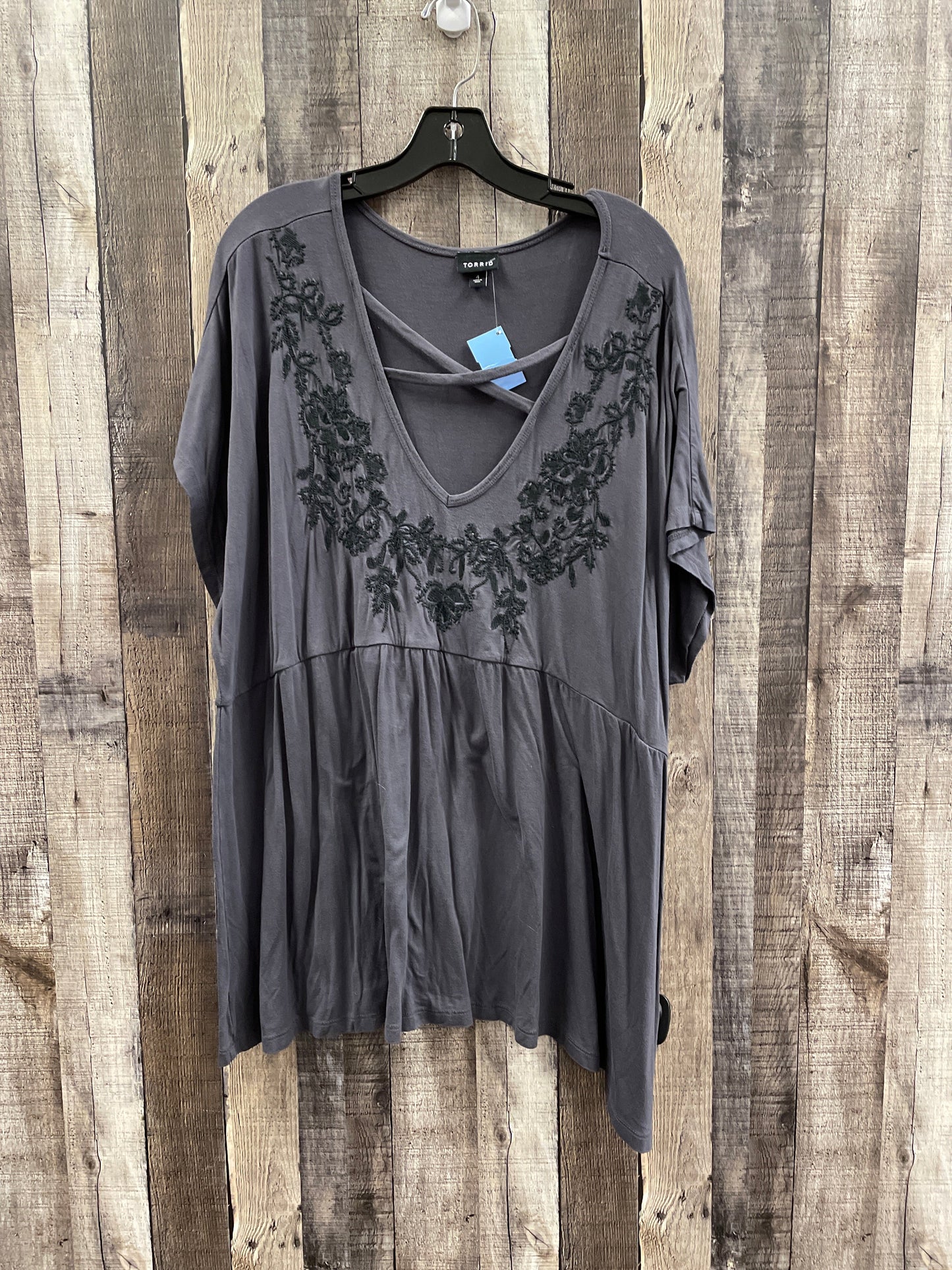 Top Short Sleeve By Torrid In Grey, Size: 4x