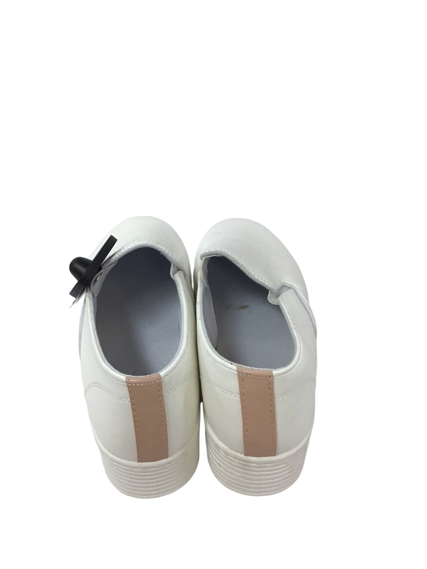 Shoes Sneakers By Qupid In White, Size: 7