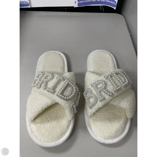 Slippers By Clothes Mentor In Cream, Size: 9