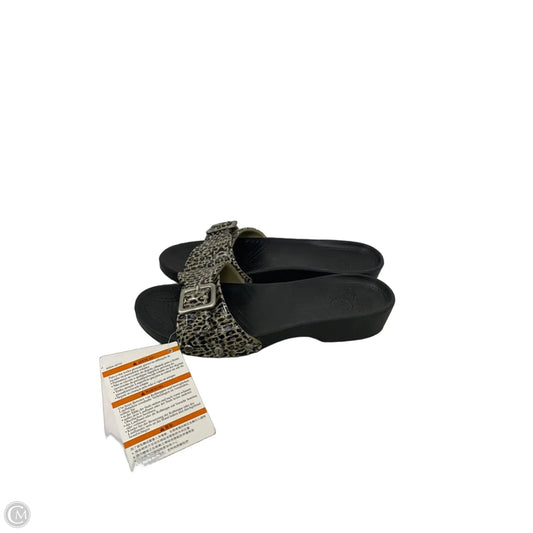 Sandals Flats By Crocs In Black & Brown, Size: 8