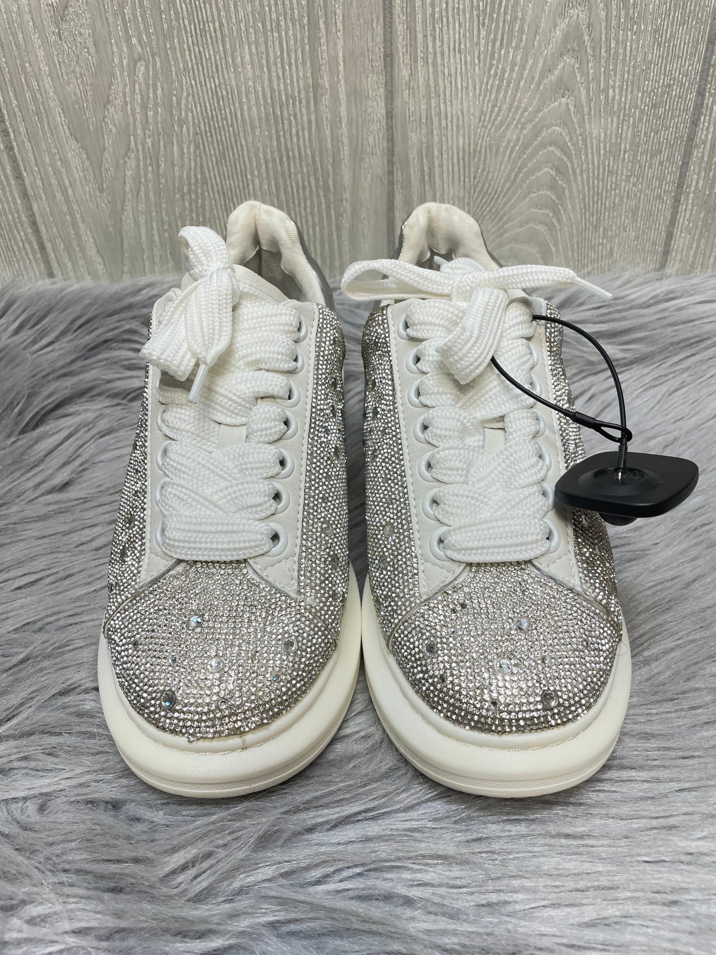 Shoes Sneakers By Steve Madden In Silver, Size: 10