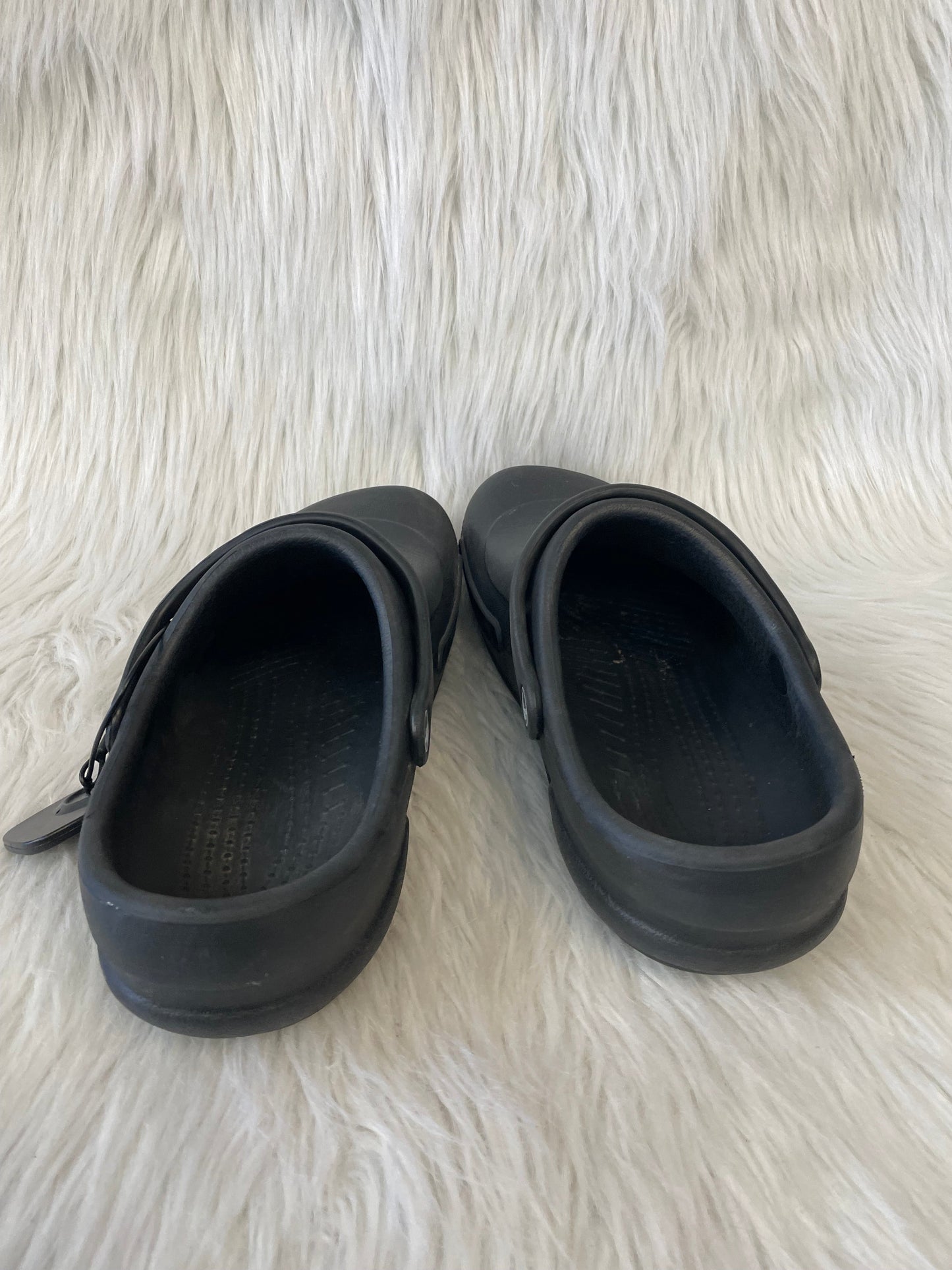 Shoes Flats By Crocs In Black, Size: 10