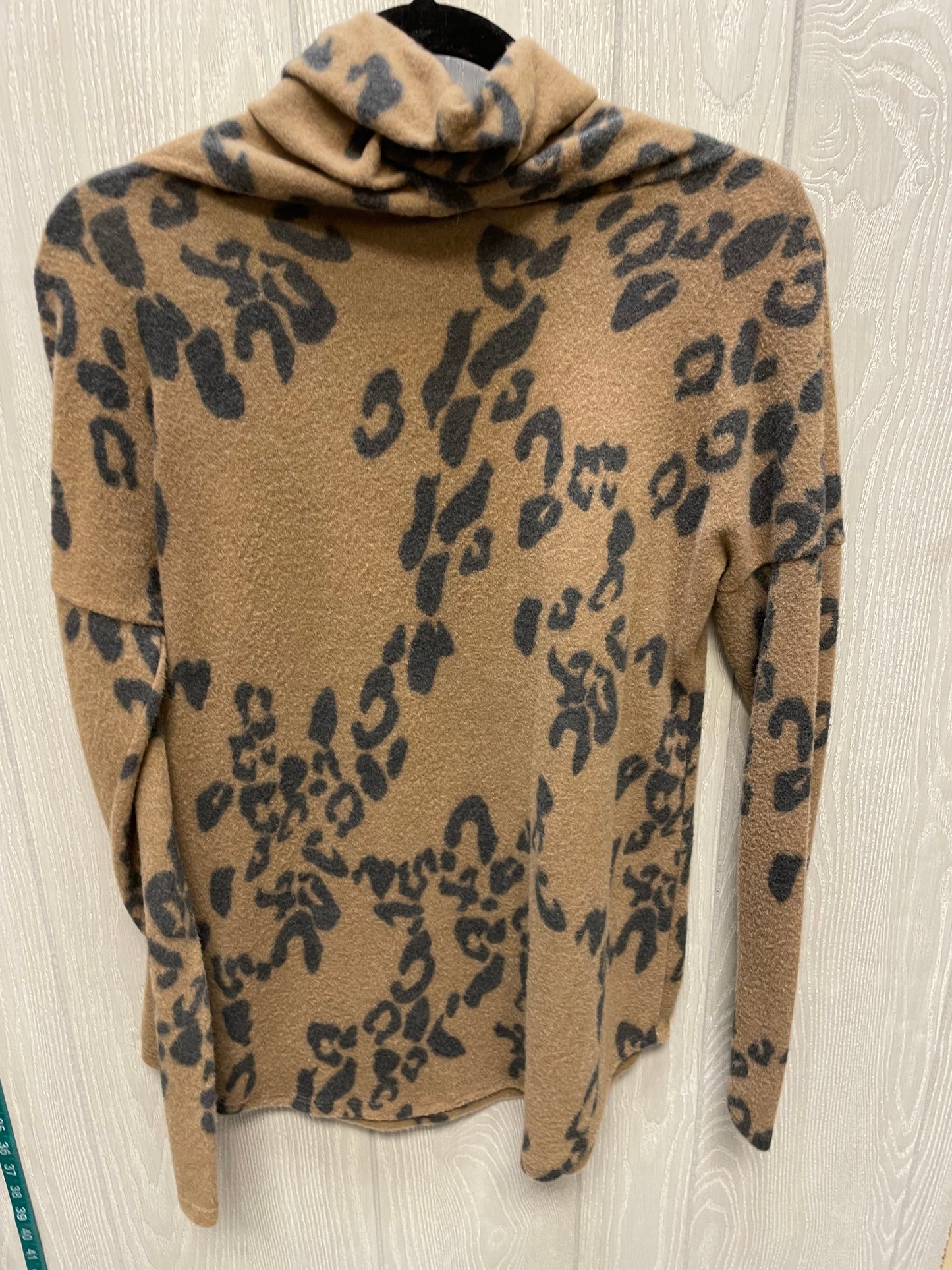 Top Long Sleeve By Clothes Mentor In Animal Print, Size: S