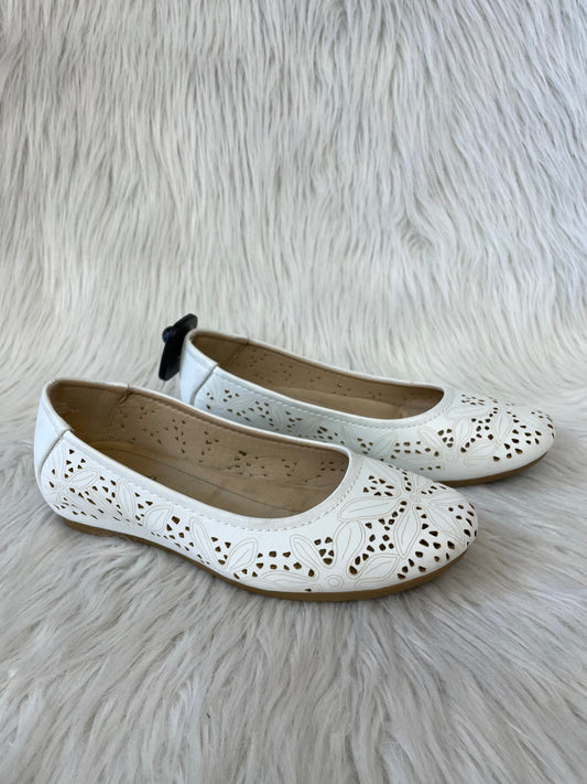 Shoes Flats By Bare Traps In White, Size: 7.5