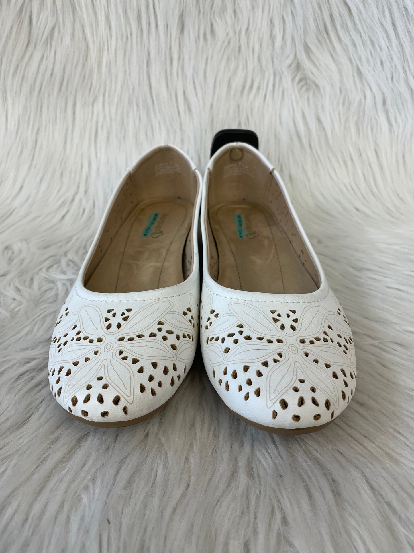 Shoes Flats By Bare Traps In White, Size: 7.5