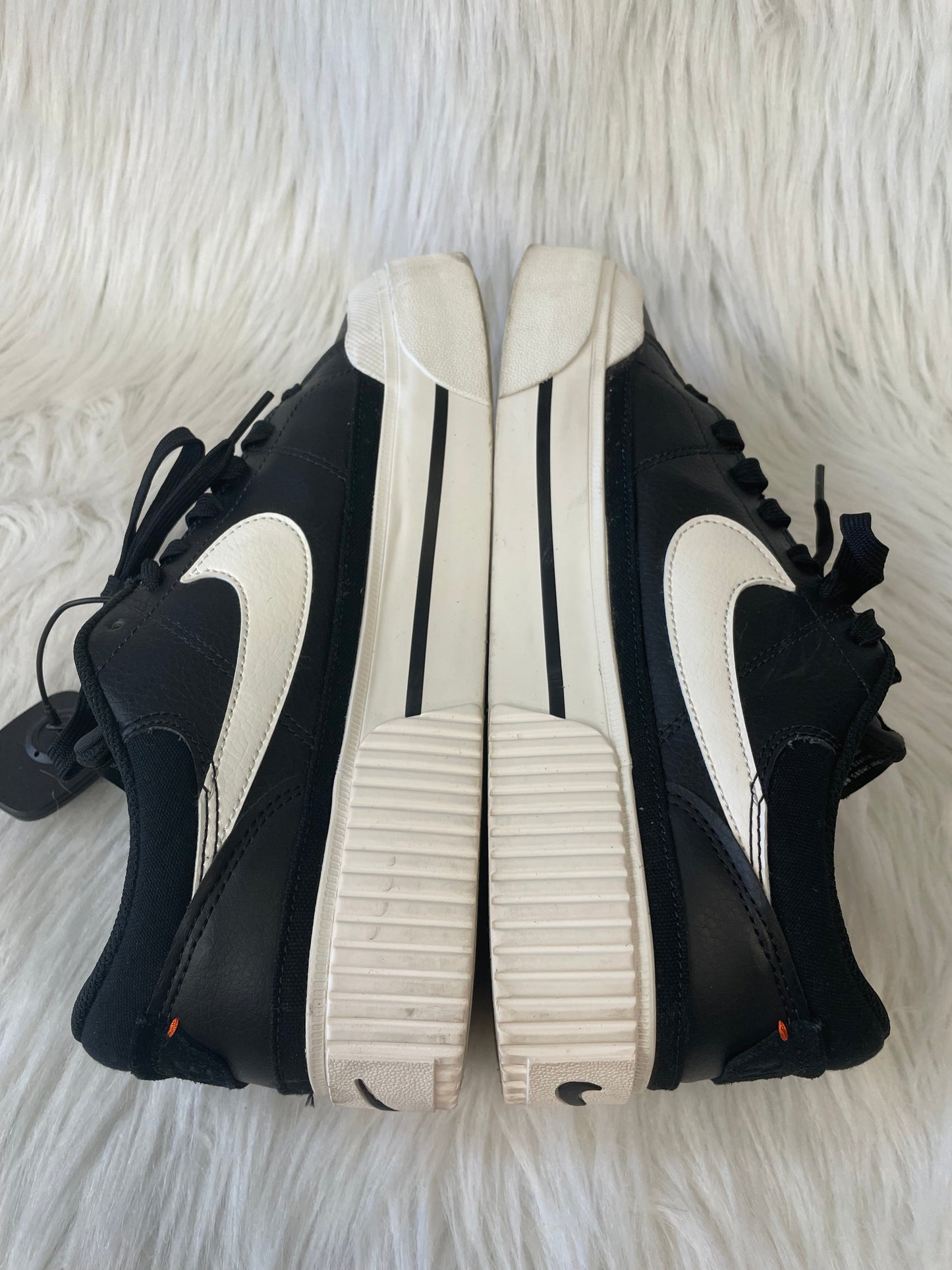 Shoes Sneakers By Nike In Black & White, Size: 9.5