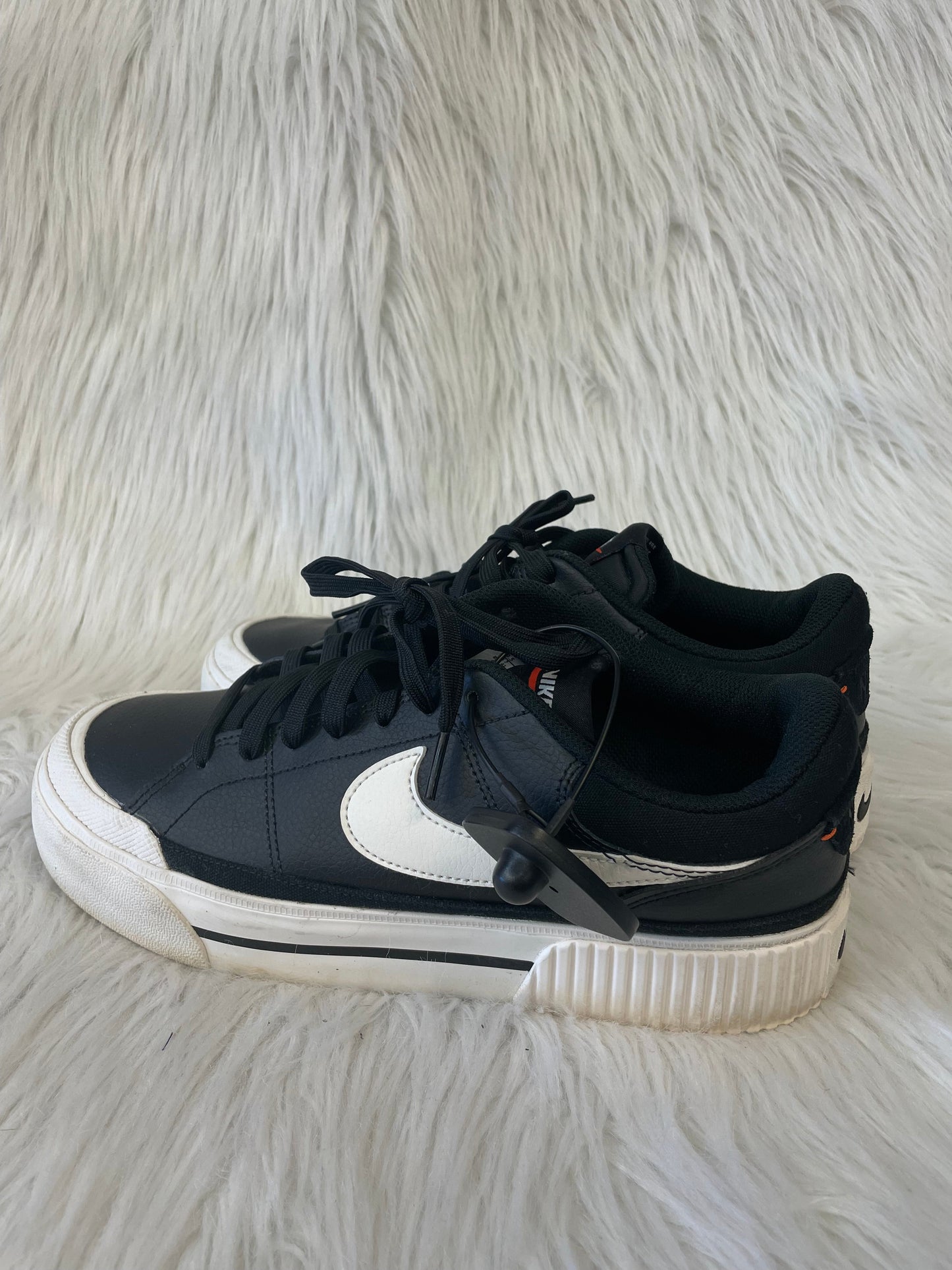 Shoes Sneakers By Nike In Black & White, Size: 9.5