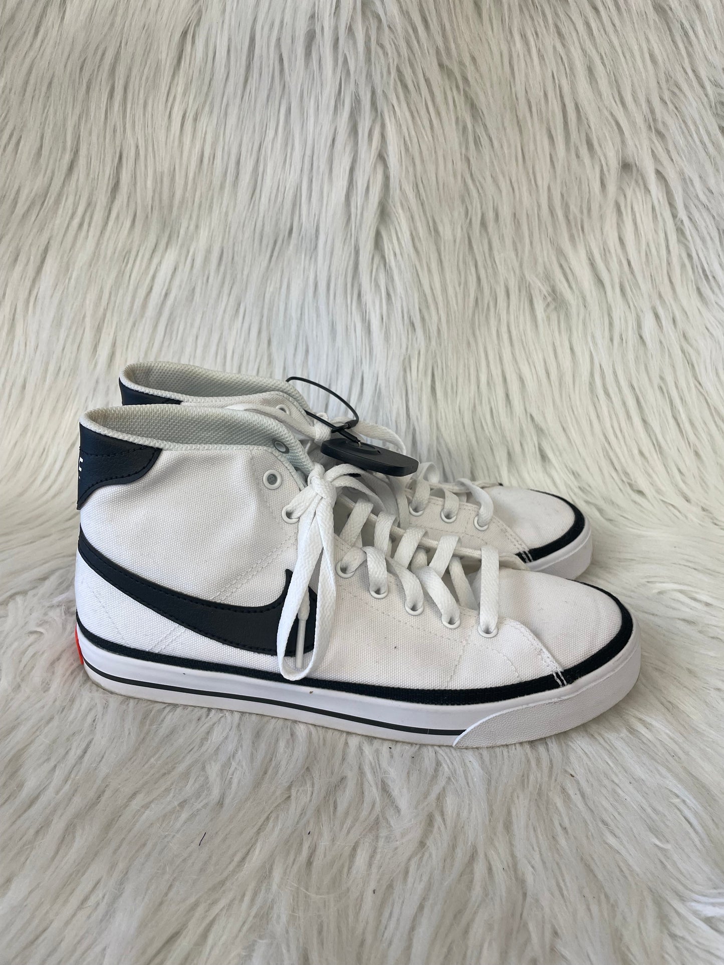 Shoes Sneakers By Nike In White, Size: 9