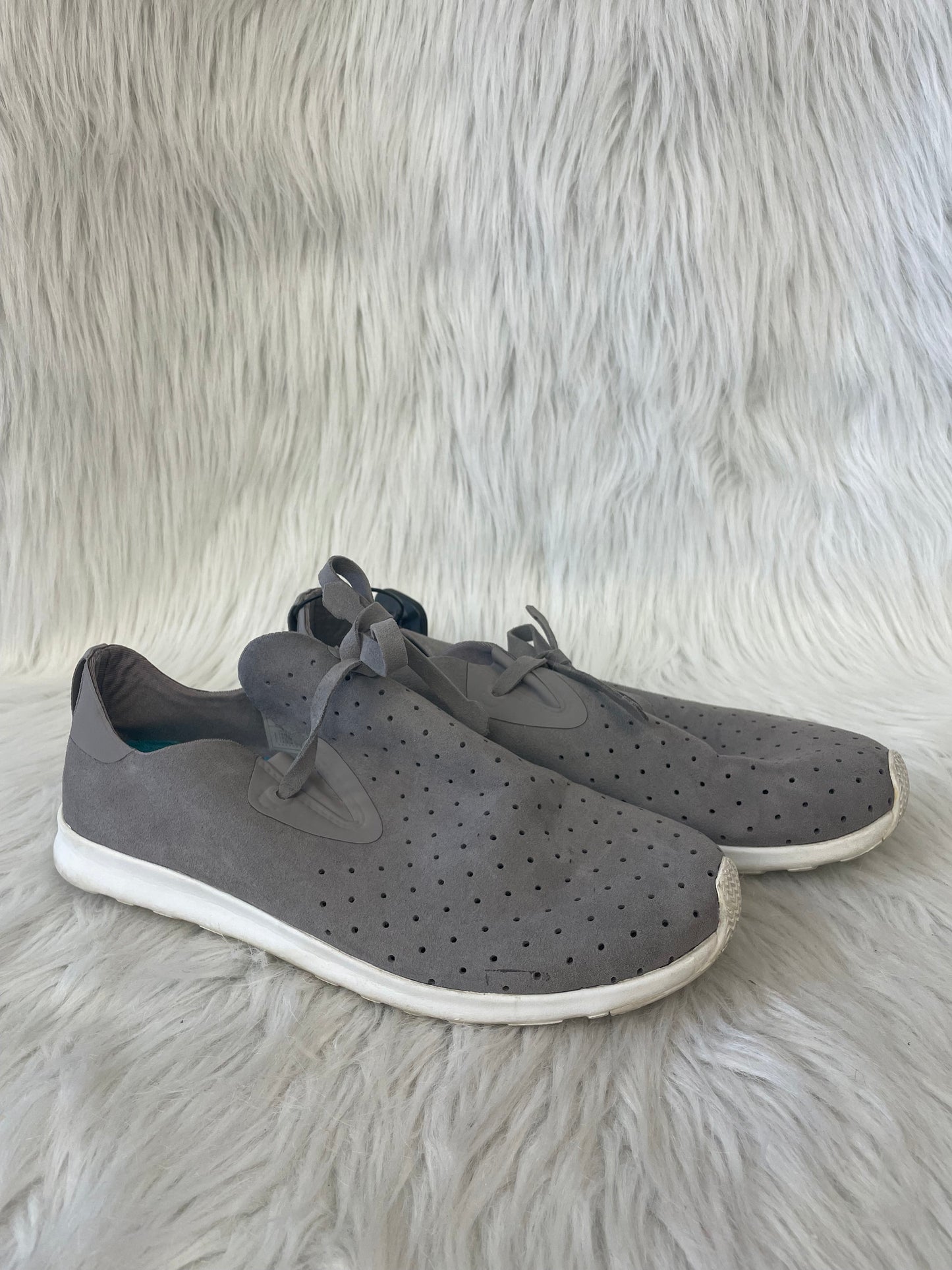 Shoes Sneakers By Clothes Mentor In Grey, Size: 7