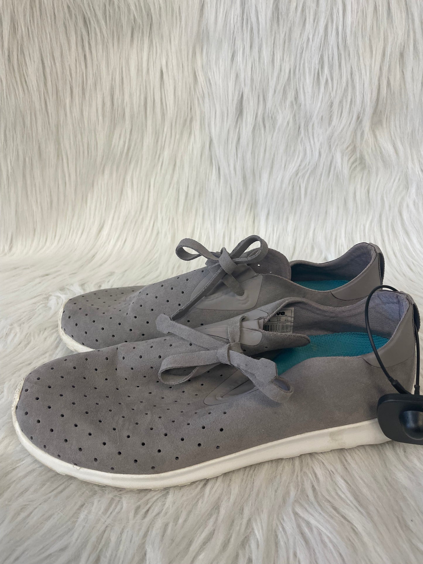 Shoes Sneakers By Clothes Mentor In Grey, Size: 7