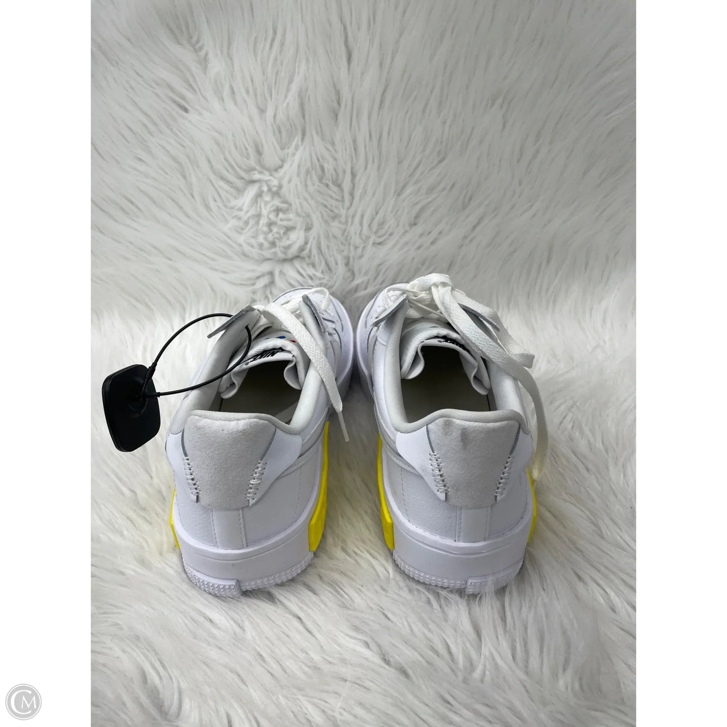 Shoes Sneakers By Nike In White & Yellow, Size: 9.5