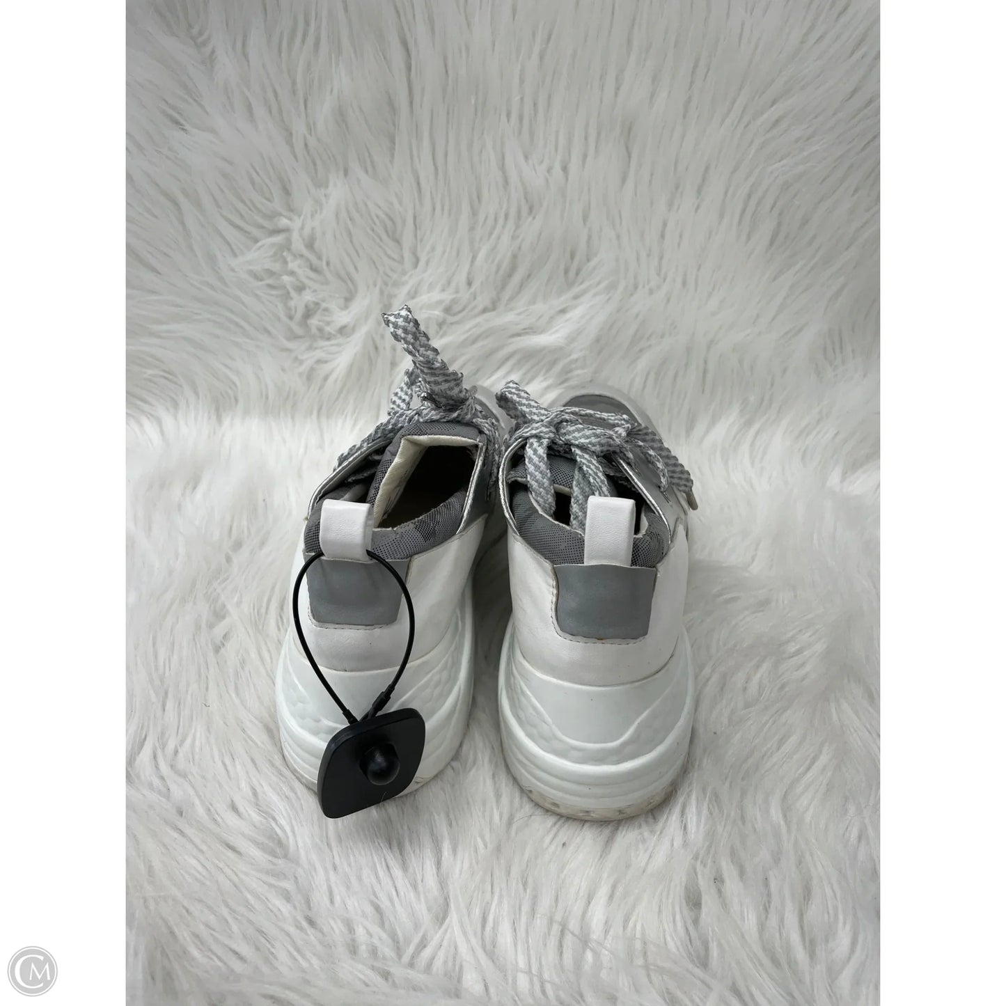 Shoes Sneakers By Steve Madden In Grey & White, Size: 9