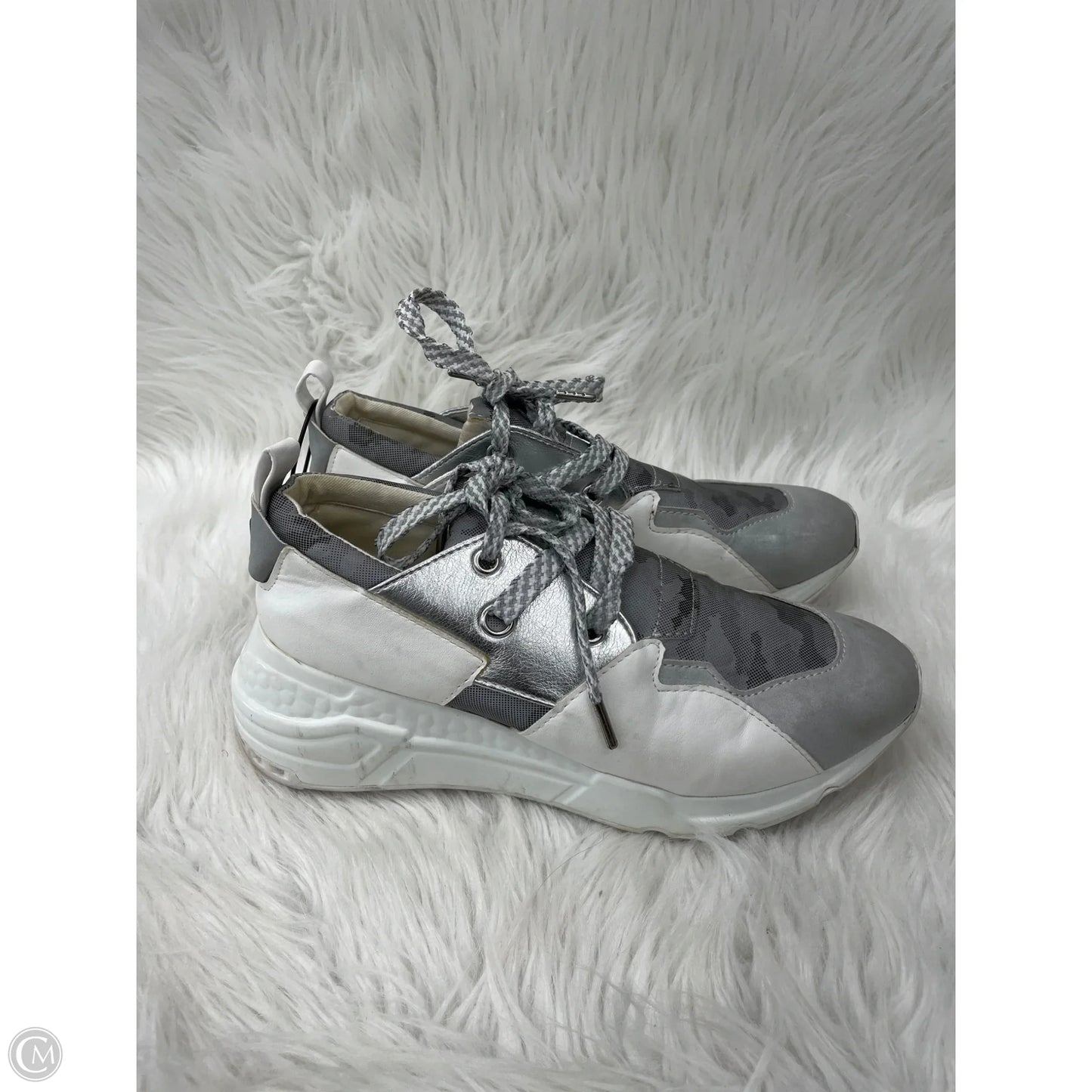 Shoes Sneakers By Steve Madden In Grey & White, Size: 9