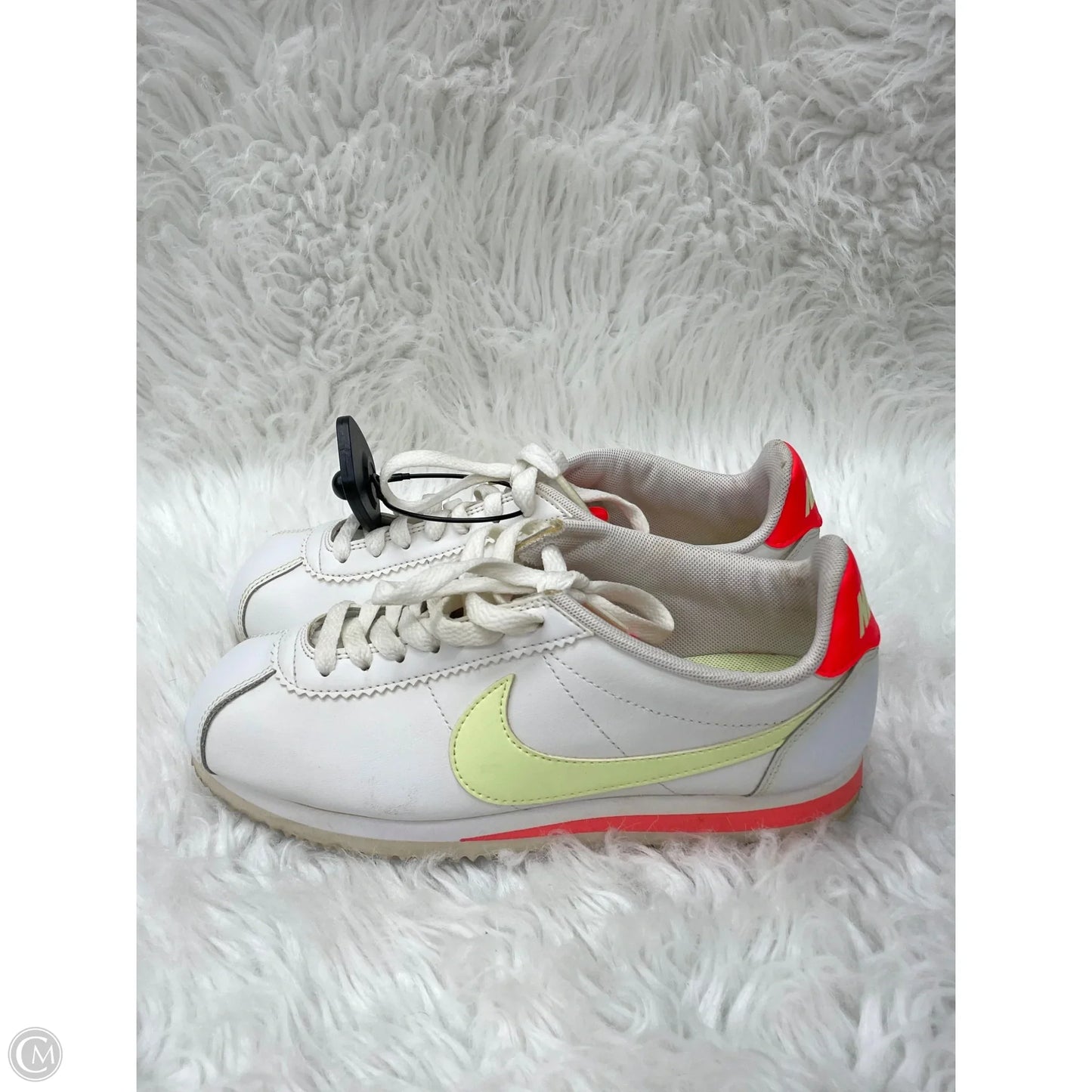 Shoes Sneakers By Nike In White & Yellow, Size: 6.5