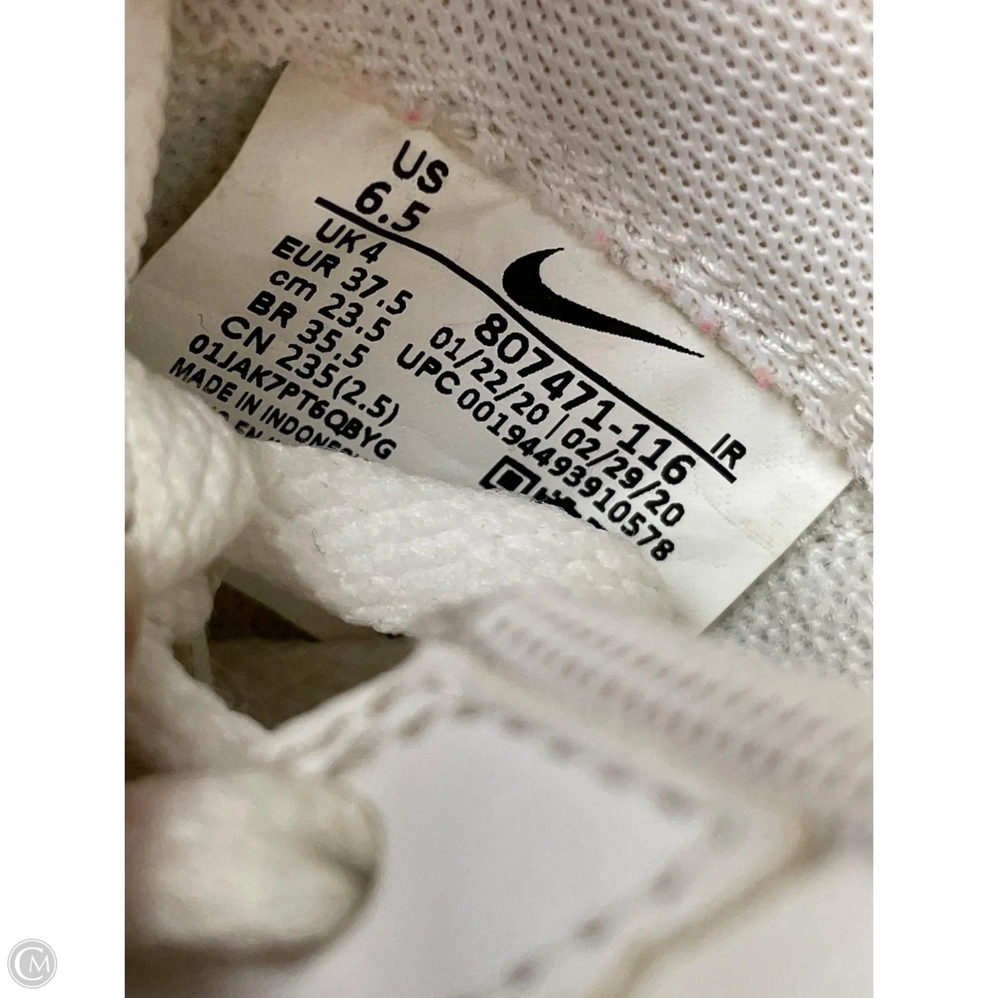 Shoes Sneakers By Nike In White & Yellow, Size: 6.5