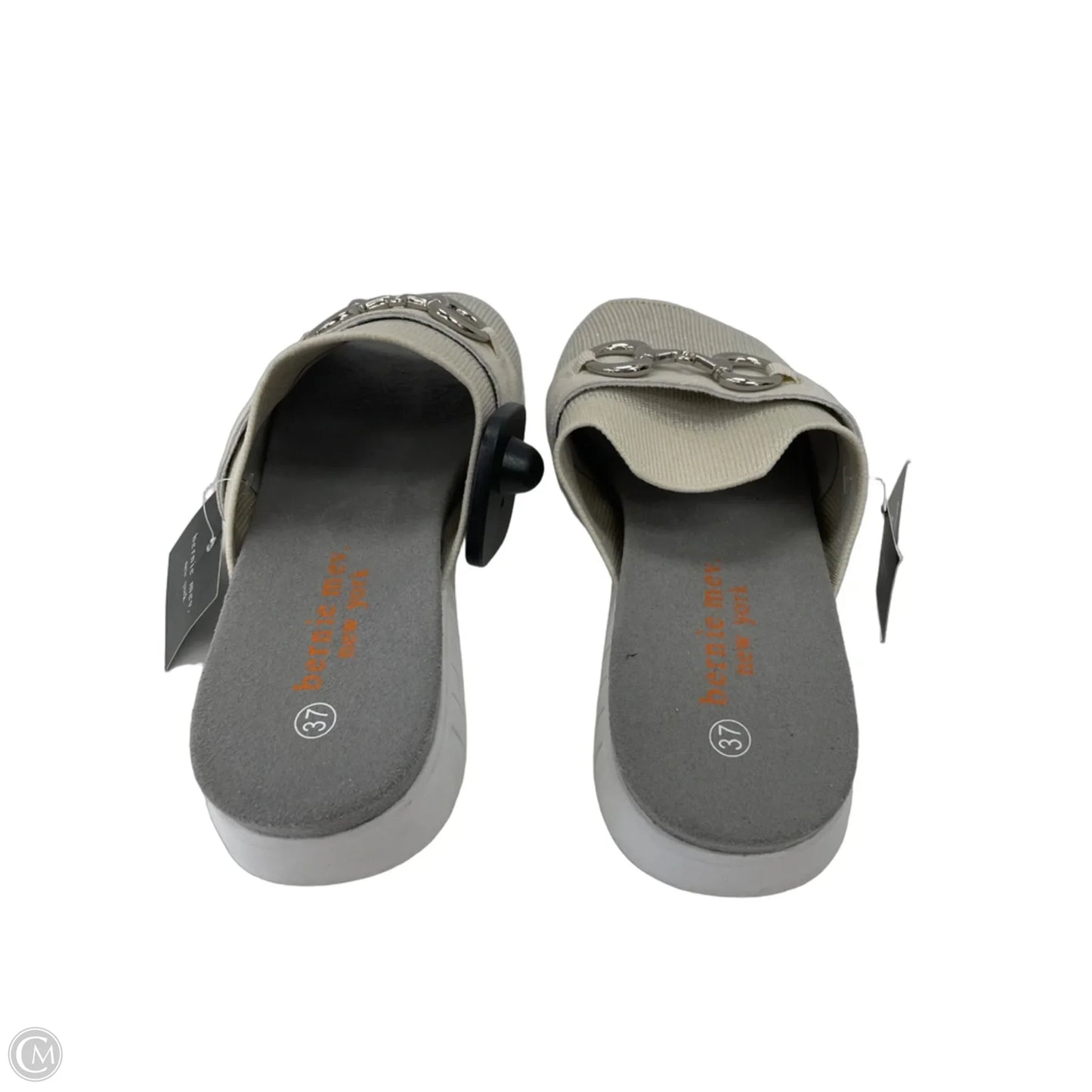 Sandals Flats By Bernie Mev In Beige, Size: 6.5