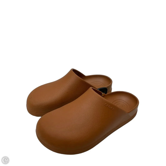 Shoes Flats By Crocs In Brown, Size: 10