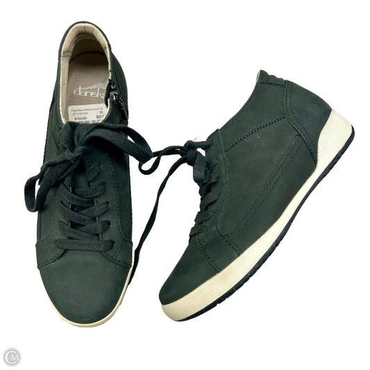 Shoes Flats By Dansko In Black, Size: 6