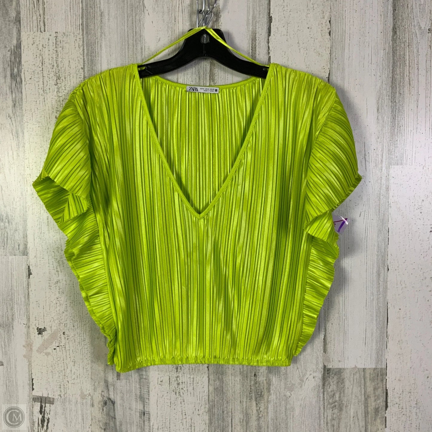 Top Short Sleeve By Zara In Green, Size: M