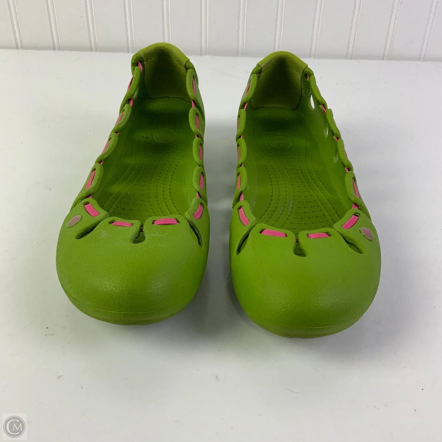 Shoes Flats By Crocs In Green, Size: 10